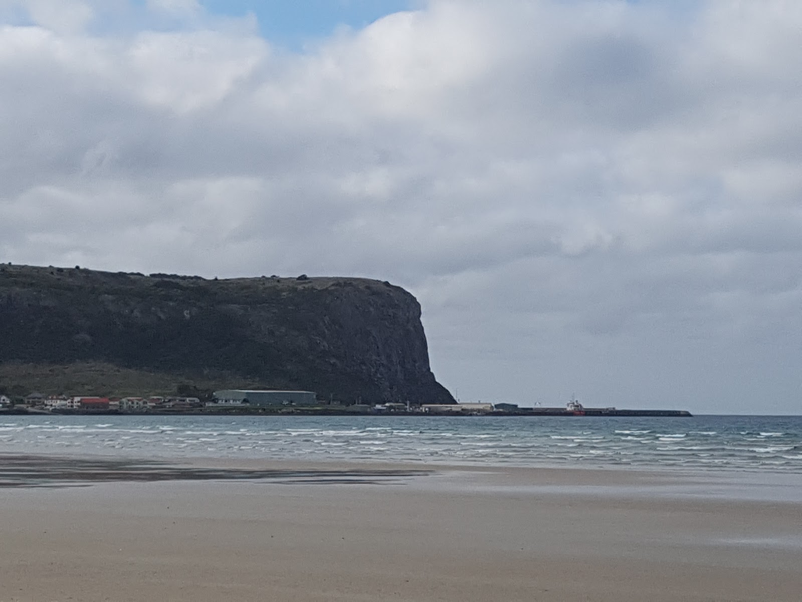 Foto van Tatlows Beach met hoog niveau van netheid