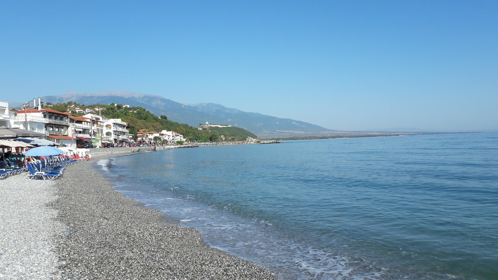 Fotografie cu Platamon beach cu o suprafață de apa pură turcoaz