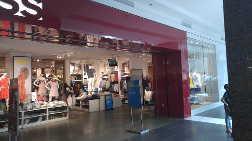 Clothing Store «Express», reviews and photos, 1100 S Joyce St, Arlington, VA 22202, USA