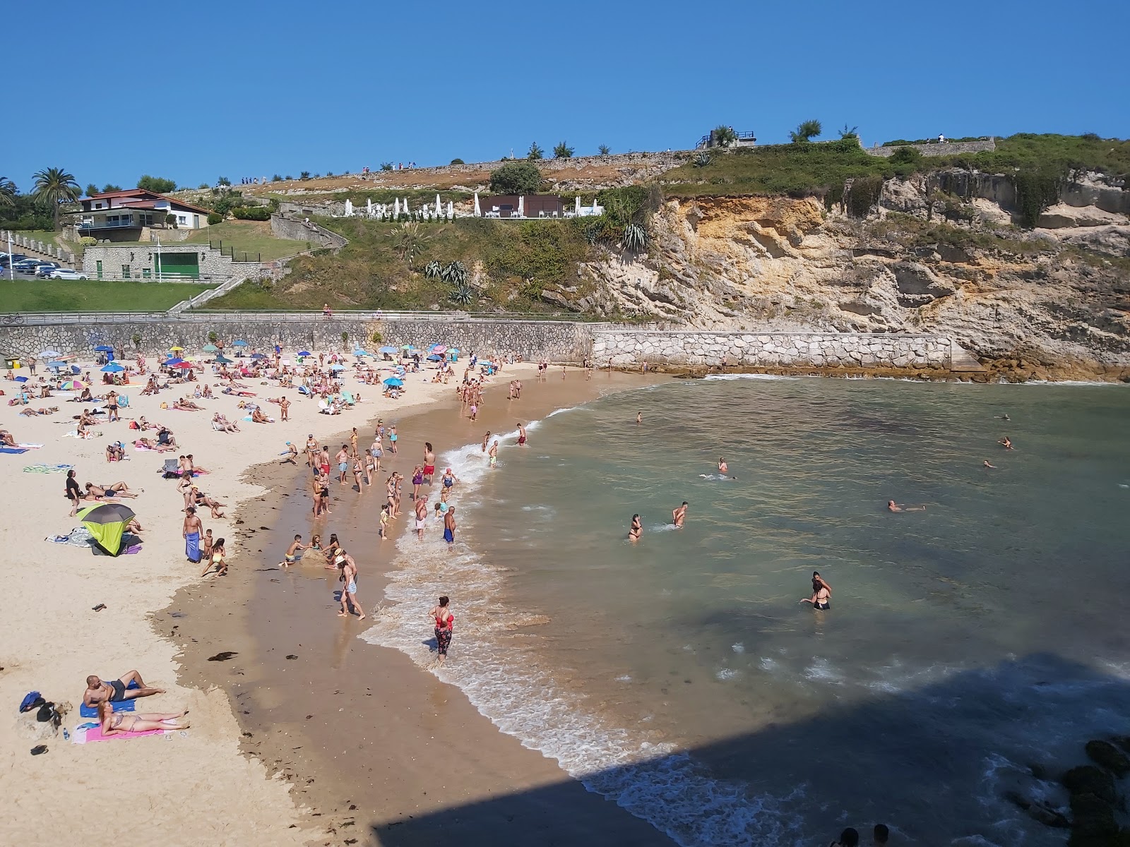 Valokuva Playa de El Sablonista. pinnalla turkoosi puhdas vesi:n kanssa