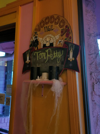 Donut Shop «Voodoo Doughnut Too», reviews and photos, 1501 NE Davis St, Portland, OR 97232, USA