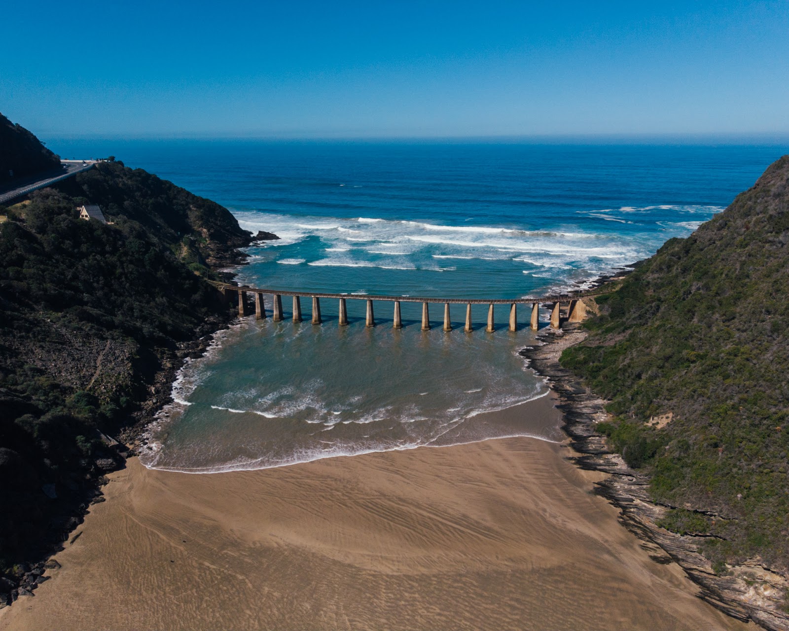 Foto de Kaaimans River beach con arena beige superficie