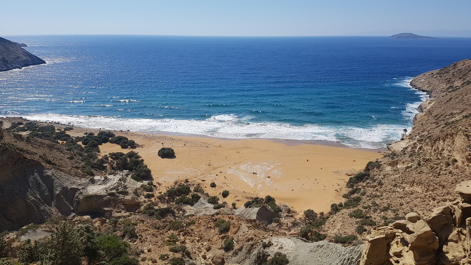 Foto de Potamos beach com areia marrom superfície