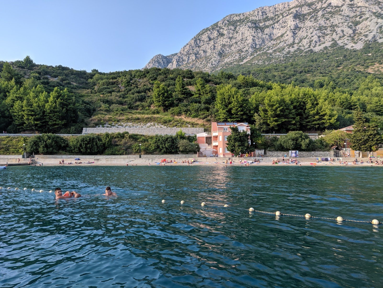 Photo de Plaza Podaca avec baie spacieuse