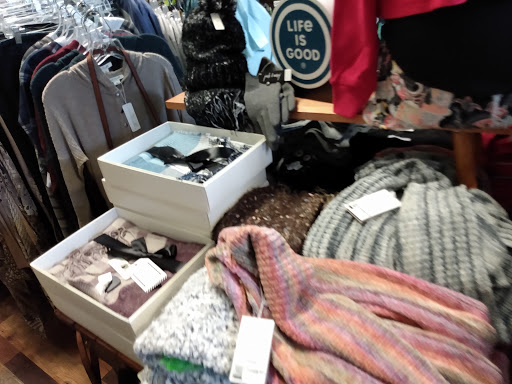 Clothing Store «Walk In the Woods», reviews and photos, 116 W 5th Ave, Mt Dora, FL 32757, USA