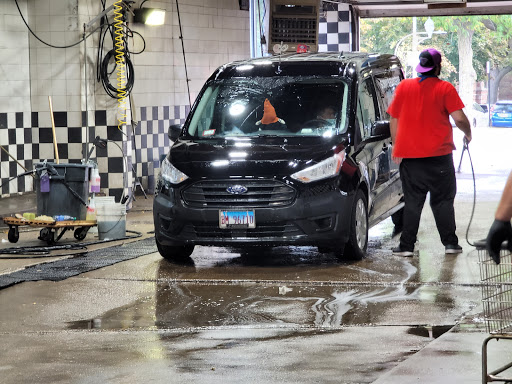 Car Wash «Rogers Park Hand Car Wash», reviews and photos, 6830 N Clark St, Chicago, IL 60626, USA