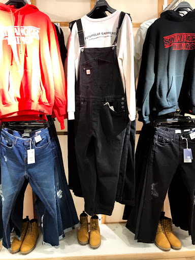 Stores to buy women's jeans dungarees Athens