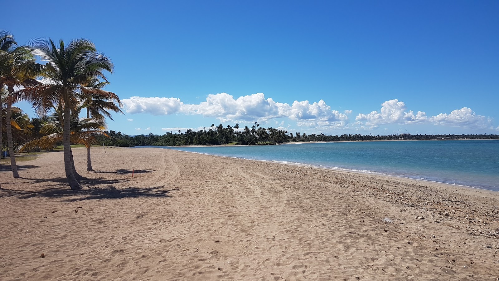 Foto von Playa de Beau mit beiger sand Oberfläche