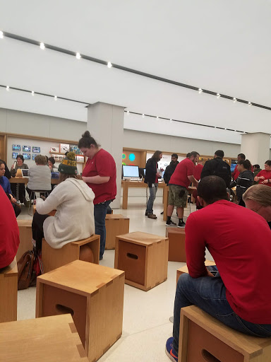 Computer Store «Apple Mayfair», reviews and photos, 2500 N. Mayfair Road, Wauwatosa, WI 53226, USA