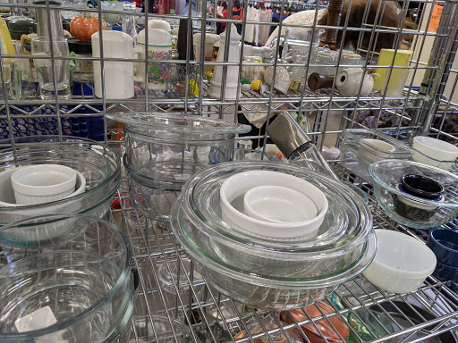 Thrift Store «Goodwill Store & Donation Center in Evanston», reviews and photos, 1916B Dempster St, Evanston, IL 60202, USA