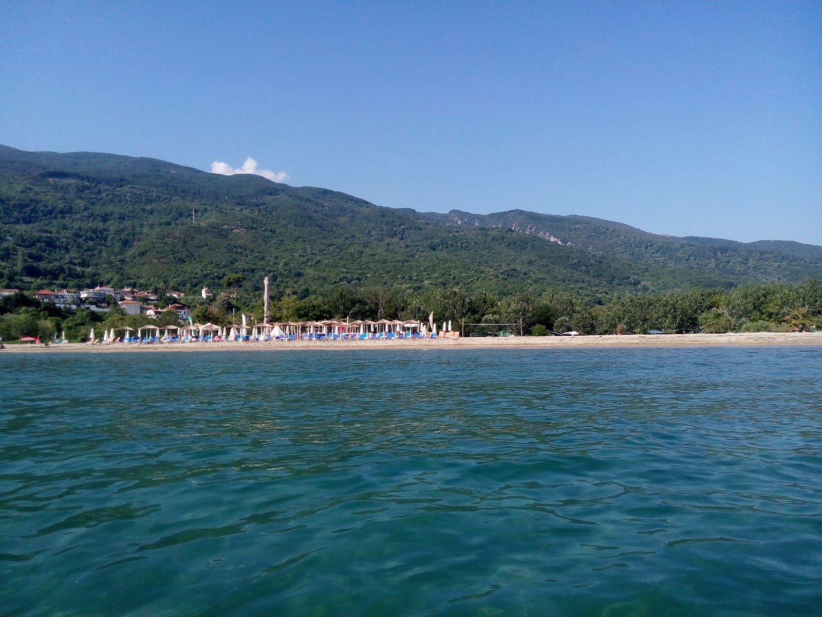 Foto de Defteri Gefira beach - lugar popular entre os apreciadores de relaxamento