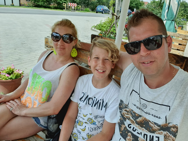 Opinii despre Makk 7-es Söröző în Algyő - Kocsma