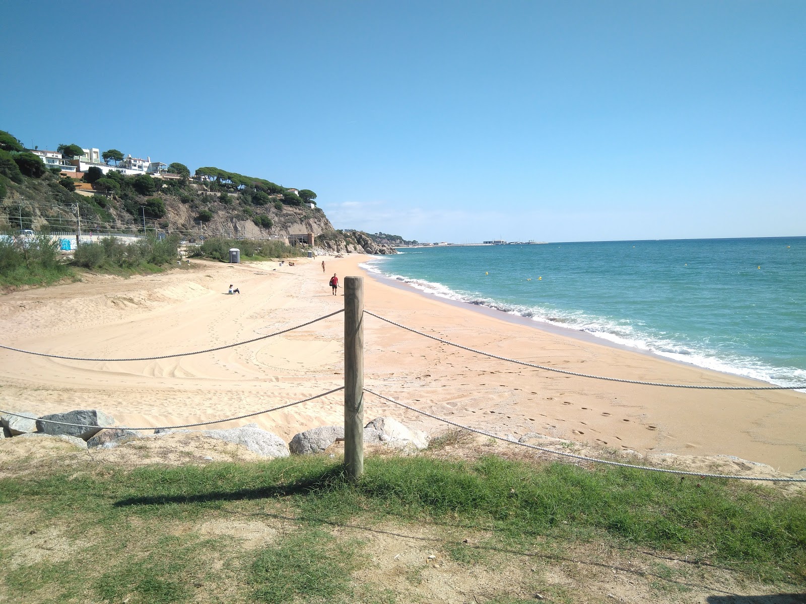 Fotografie cu Platja de La Musclera cu nivelul de curățenie înalt