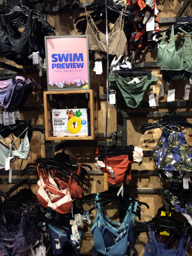 Clothing Store «Tillys», reviews and photos, 343 N Alafaya Trail, Orlando, FL 32828, USA