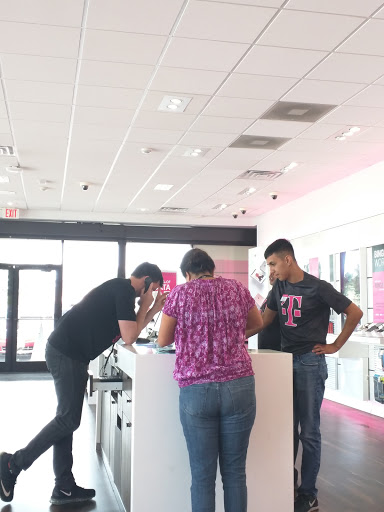 Cell Phone Store «T-Mobile», reviews and photos, 4830 Wilson Rd #200, Humble, TX 77396, USA