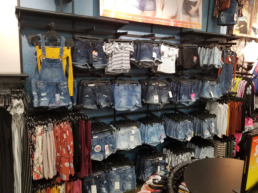 Clothing Store «rue21», reviews and photos, 3404 Fairlane Dr, Allen Park, MI 48101, USA