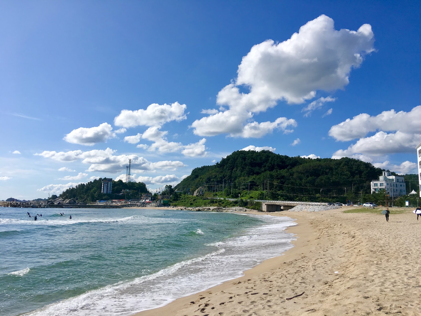 Foto di Ingu Beach con una superficie del sabbia luminosa