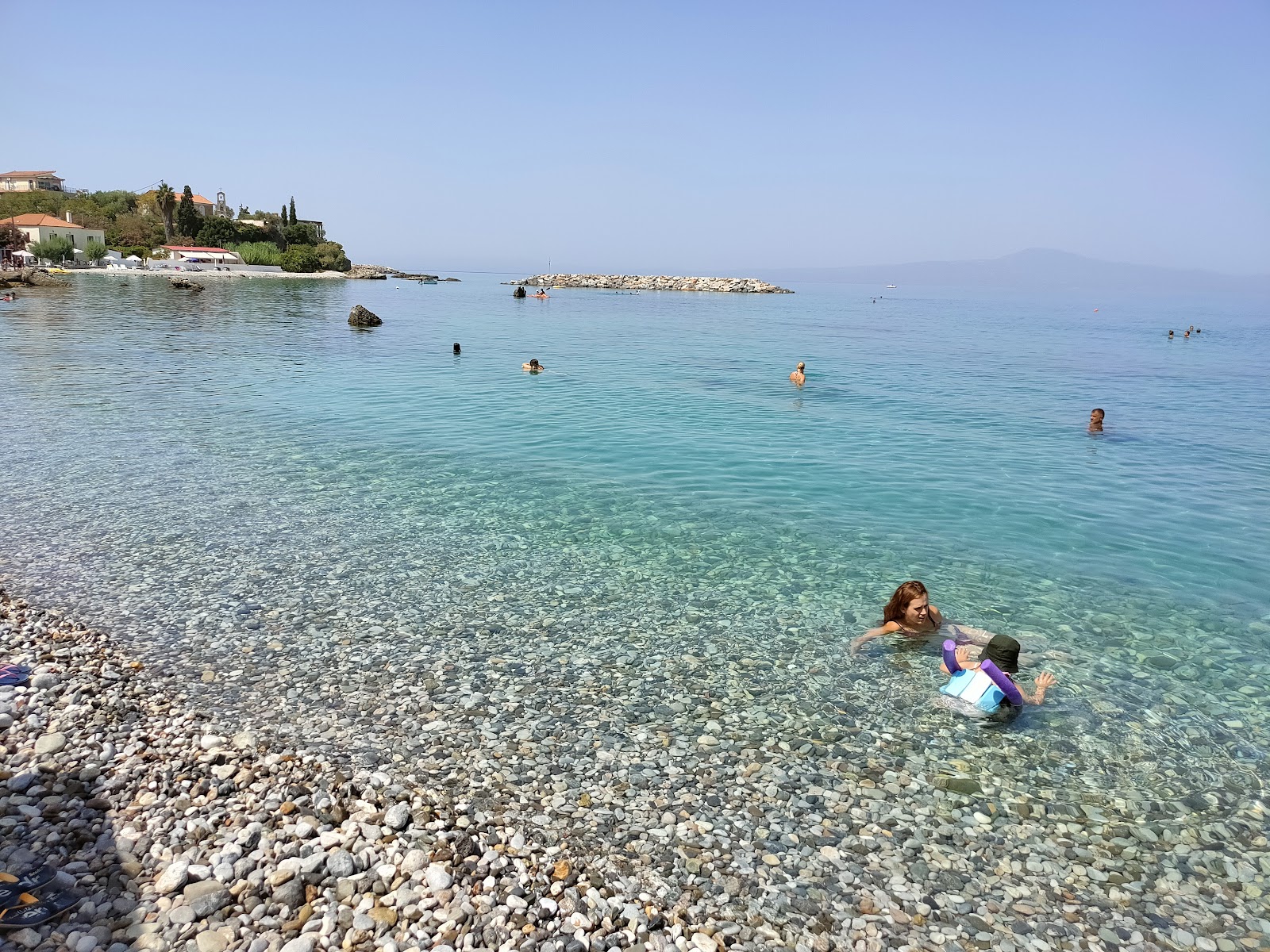 Foto von Paralia Mikri Mantinia II und die siedlung