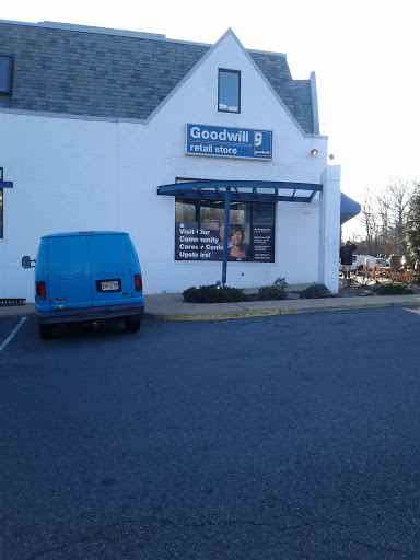 Thrift Store «Goodwill Retail Store & Donation Center», reviews and photos, 10 S Glebe Rd, Arlington, VA 22204, USA