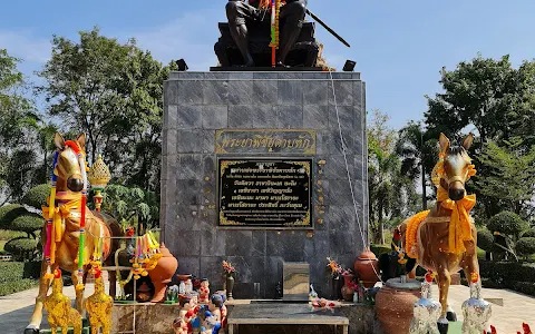 Phraya Phichai Dab Hak Monument image