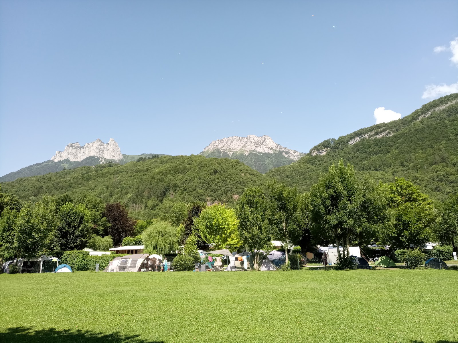 Plage Espace Lac'in fotoğrafı uçurumlarla desteklenmiş