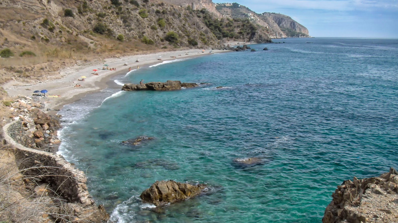 Foto von Playa de las Alberquillas befindet sich in natürlicher umgebung