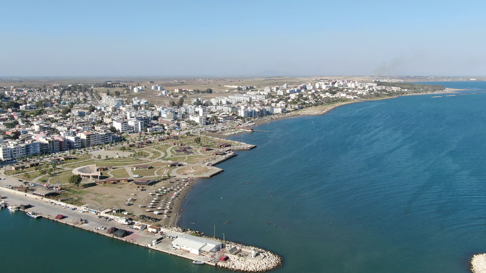 Φωτογραφία του Karatas beach II με επίπεδο καθαριότητας εν μέρει καθαρό