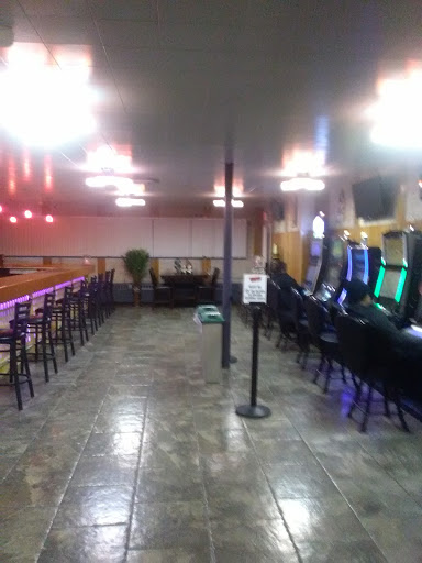 Liquor Store «Ten Lew Liquors», reviews and photos, 1808 10th St, Waukegan, IL 60085, USA