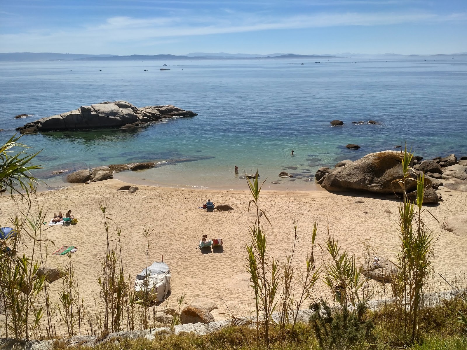 Zdjęcie Mosqueiros beach z powierzchnią beżowy piasek