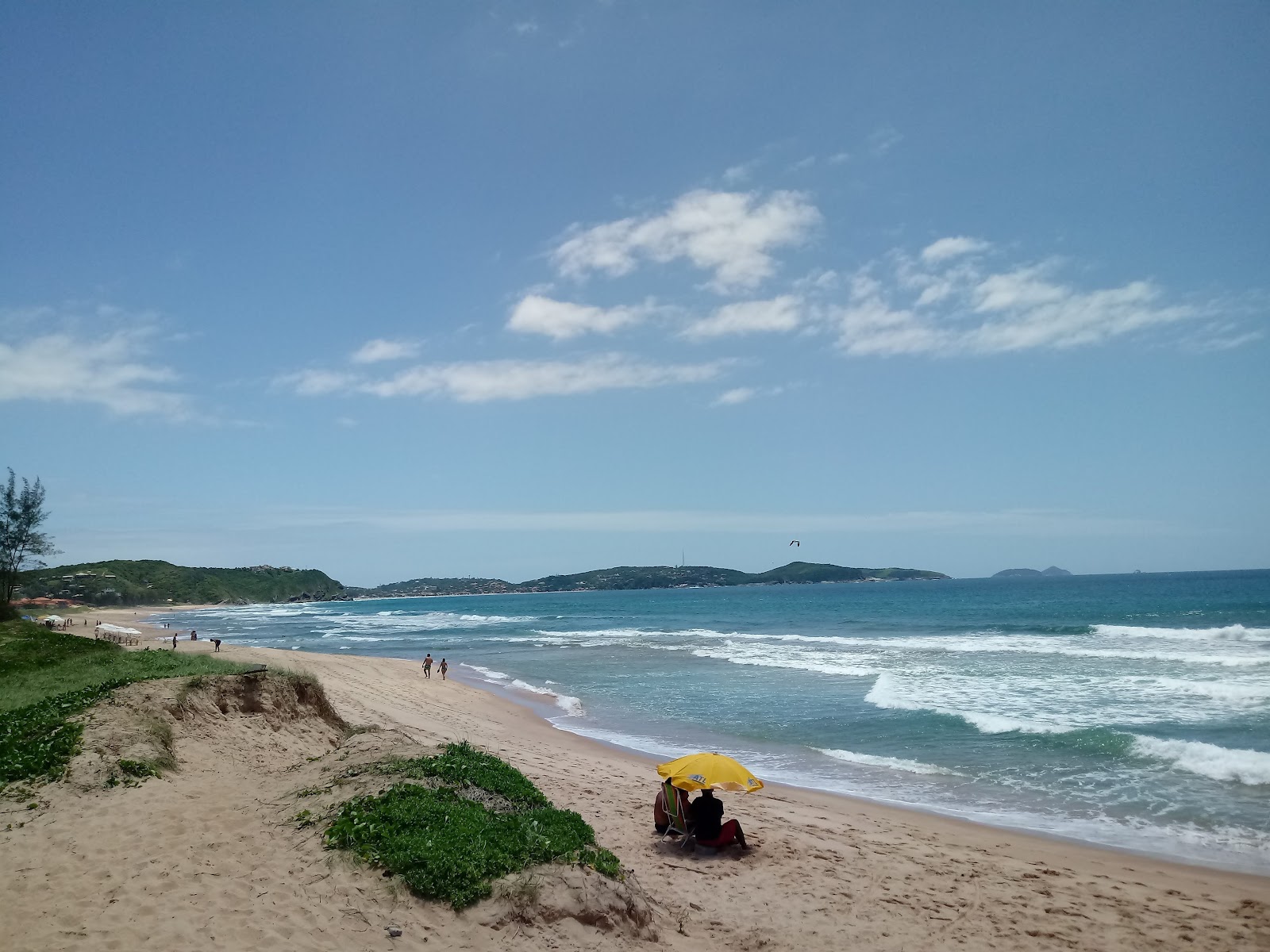 Photo de Praia de Tucuns avec sable fin et lumineux de surface