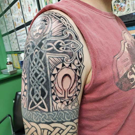 Deluxe Tattoo Parlor, 1705 Broadway St, Vancouver, WA 98663, USA, 