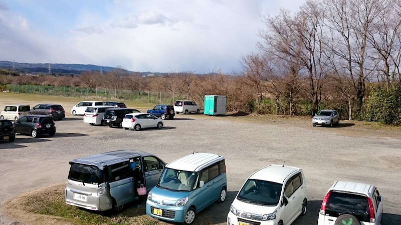 木津川河川敷駐車場