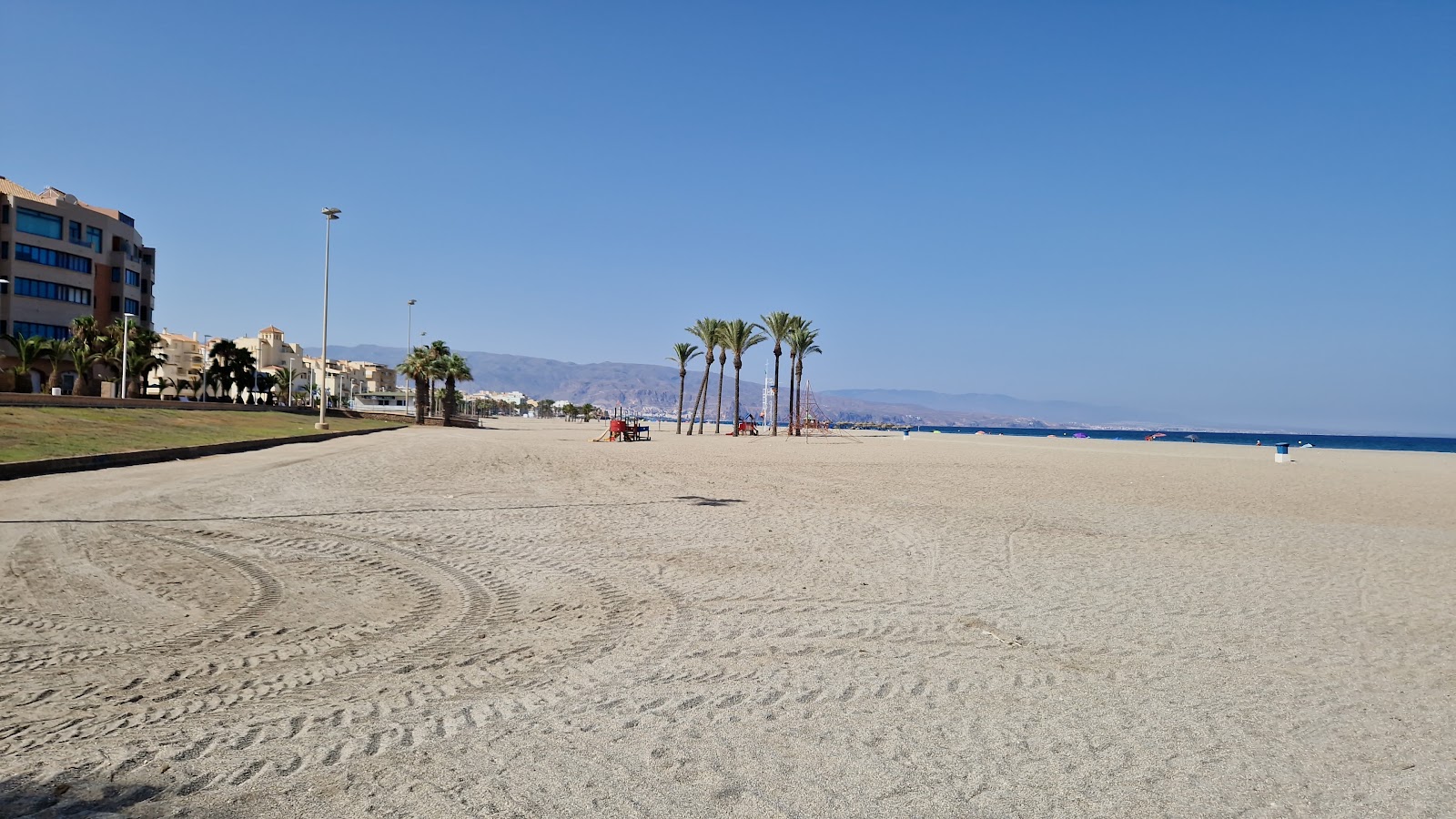 Photo de Playa de La Bajadilla avec rivage droit, long
