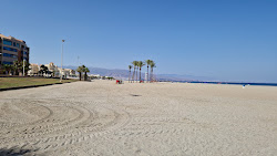 Photo de Playa de La Bajadilla avec rivage droit, long