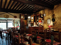 Atmosphère du Restaurant de cuisine traditionnelle Auberge Du Coq Pérouges à Pérouges - n°1