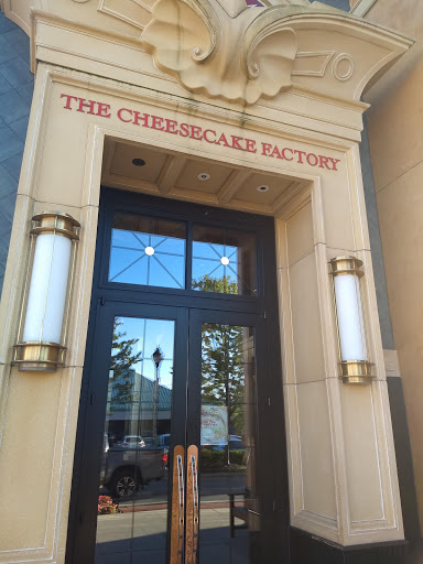 Restaurant «The Cheesecake Factory», reviews and photos, 5799 N Bayshore Dr, Glendale, WI 53217, USA