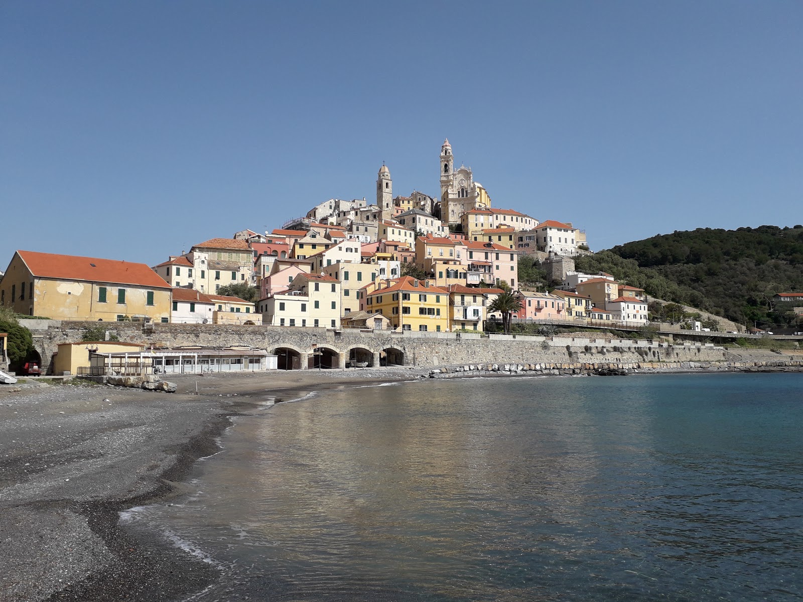 Foto von Spiaggia Cervo mit schmutzig Sauberkeitsgrad