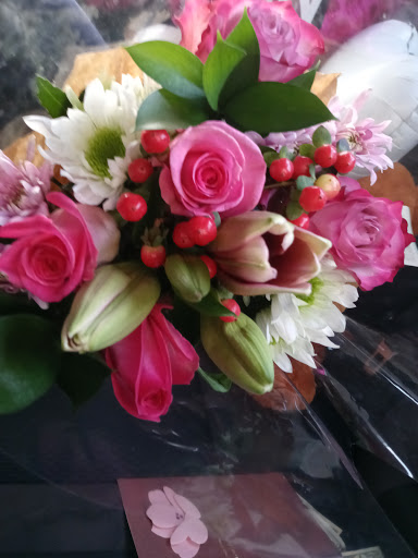 Shopping Mall «Midway Shopping Center», reviews and photos, 1001 Central Park Ave, Scarsdale, NY 10583, USA