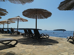 Photo de Lokvina beach avec plusieurs baies spacieuses