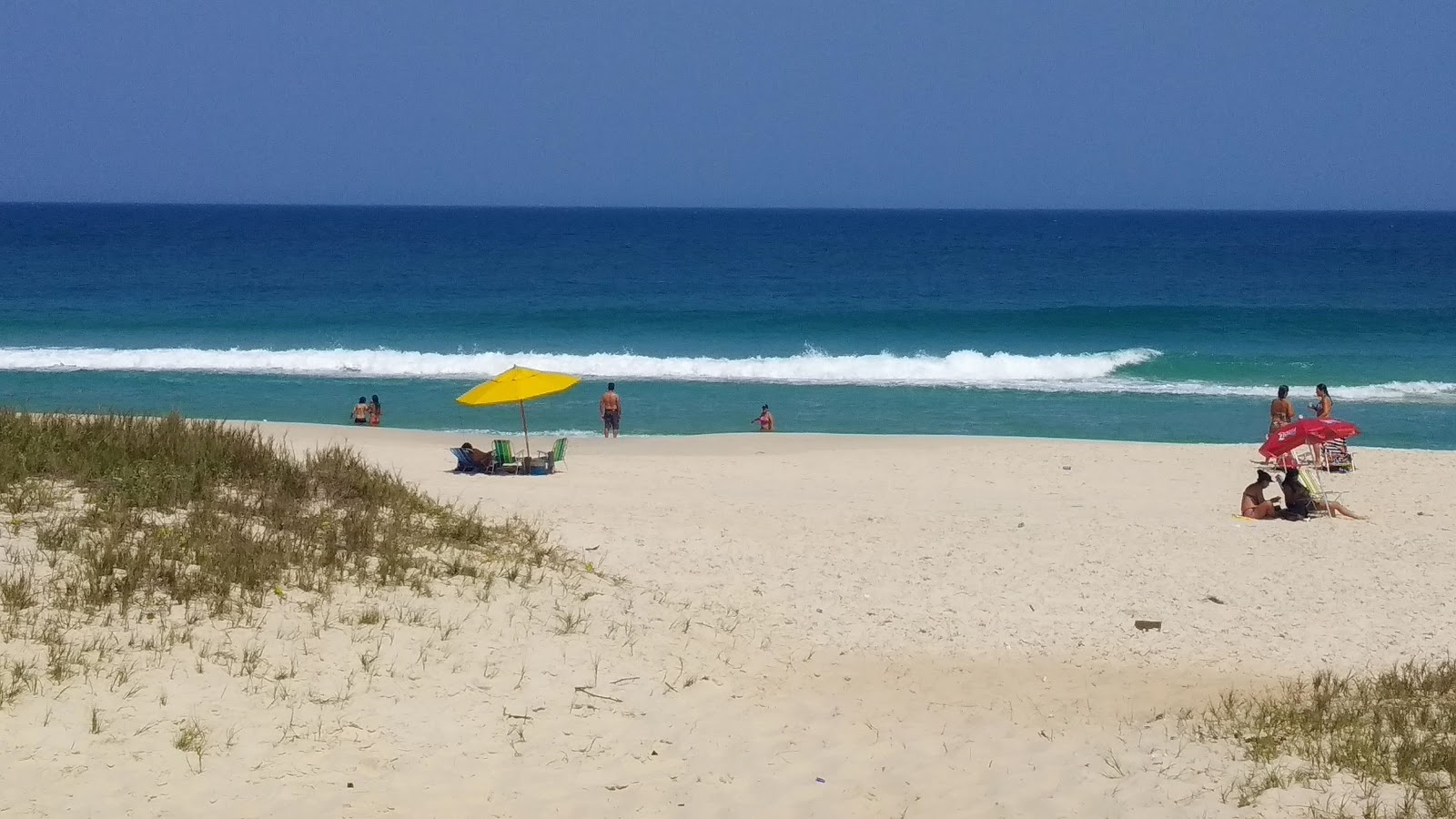 Foto av Praia do Dentinho med vit fin sand yta