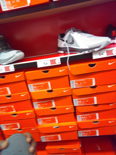 Shoe Store «Famous Footwear», reviews and photos, 26486 Ford Rd, Dearborn Heights, MI 48127, USA