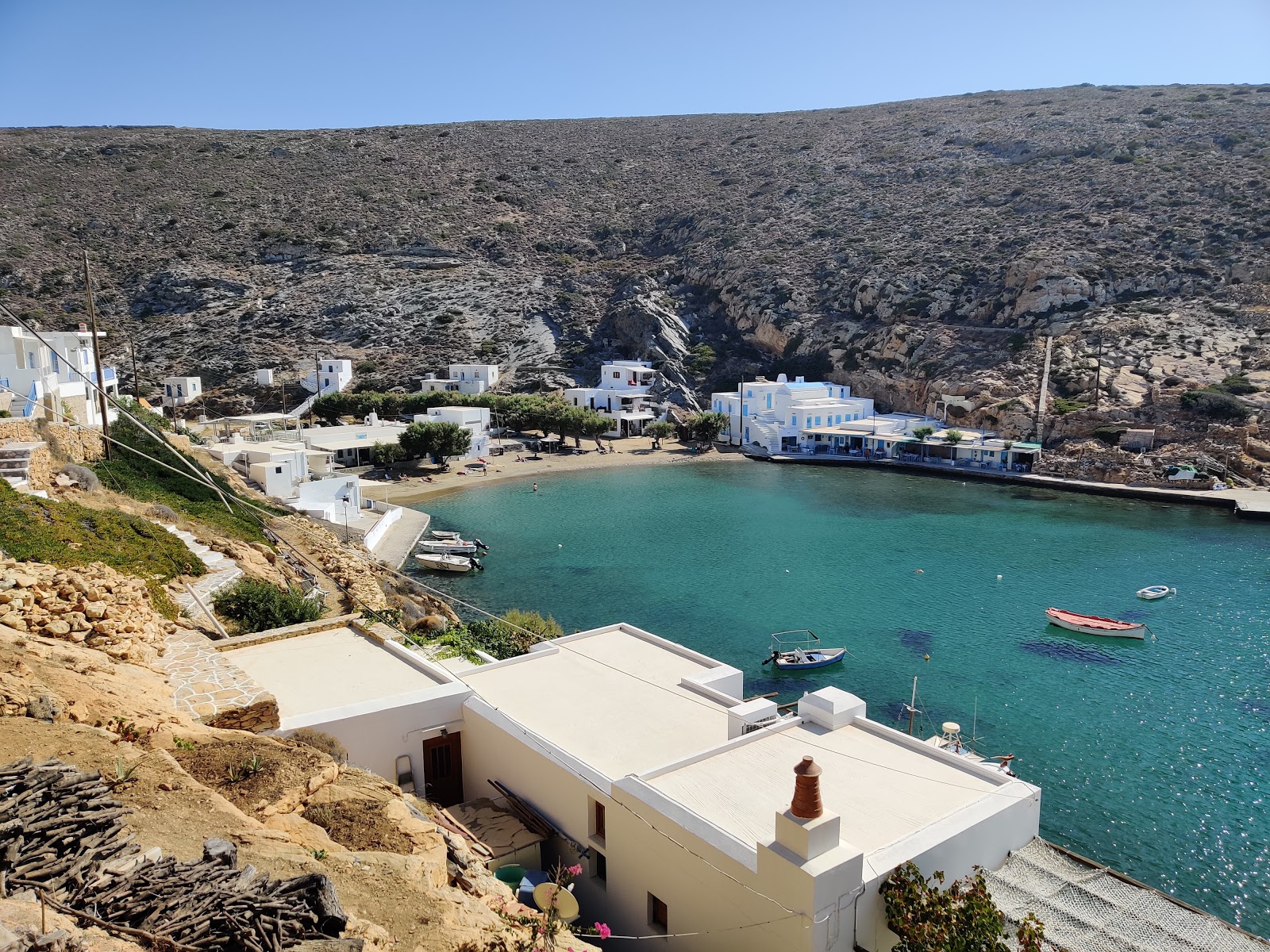 Foto von Cheronissos beach mit türkisfarbenes wasser Oberfläche