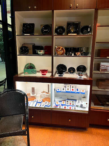 Tobacco Shop «Old Virginia Tobacco Co», reviews and photos, 5860 Kingstowne Ctr # 160, Alexandria, VA 22315, USA