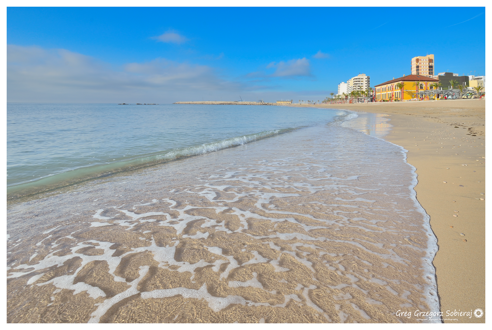 Platja del Forti'in fotoğrafı geniş plaj ile birlikte