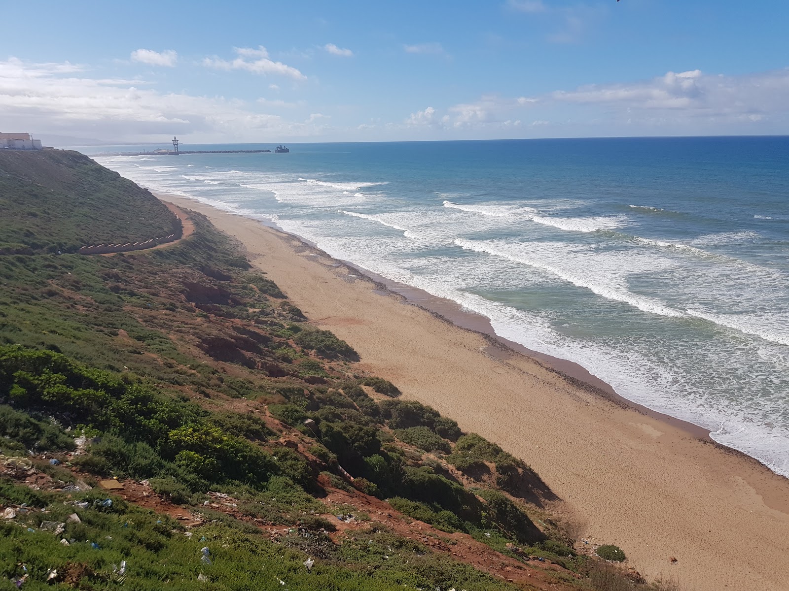 Photo de Plage Sidi Ifni protégé par des falaises