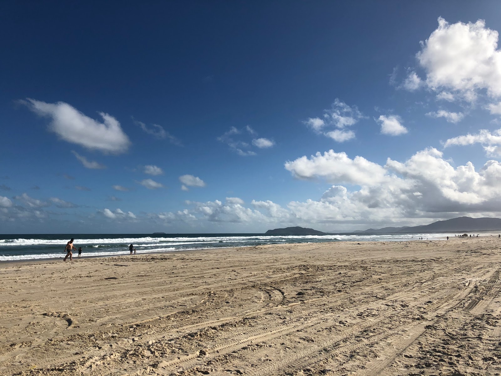 Photo de Praia do Moiambique - bon endroit convivial pour les animaux de compagnie pour les vacances