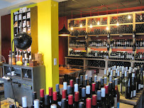 Atmosphère du Restaurant Vins d'Auteurs. Vins natures, spiritueux français, table du marché, épicerie à Malakoff - n°10