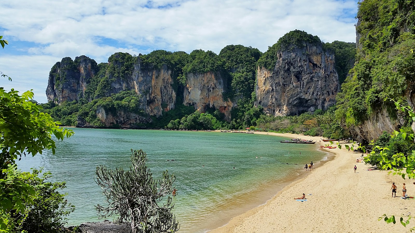 Foto di Tonsai Beach con spiaggia spaziosa