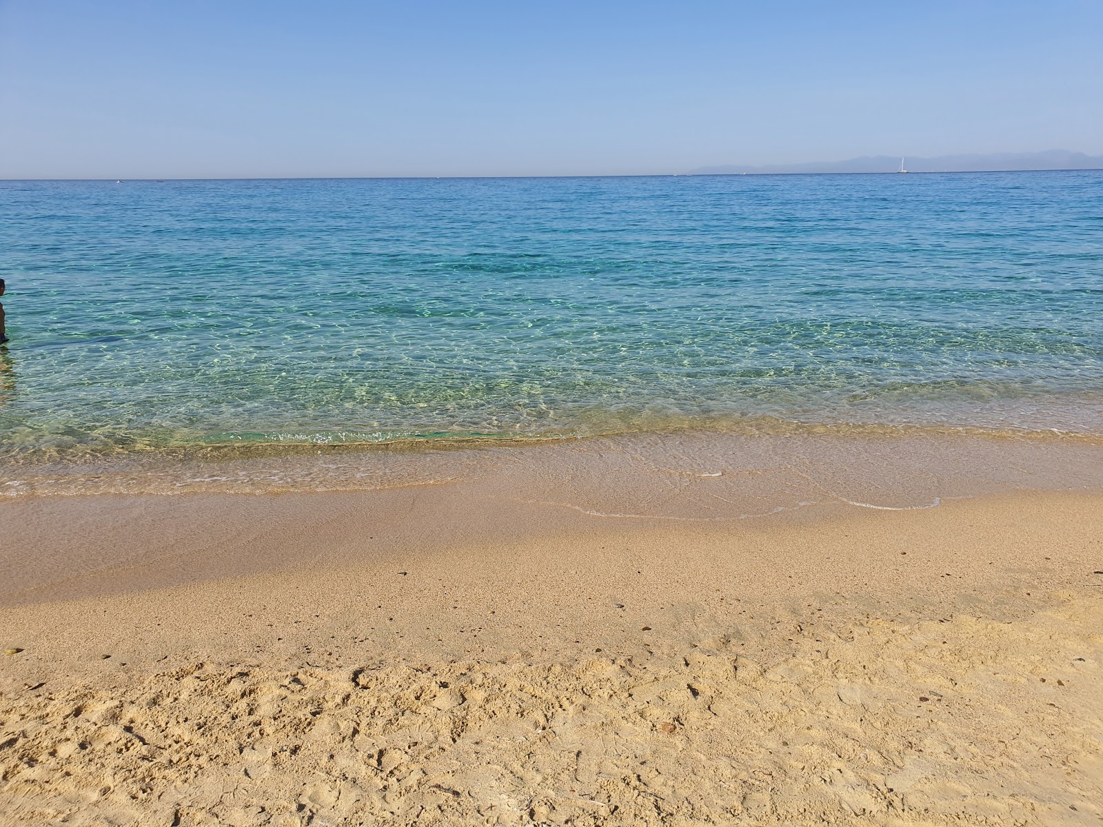 Fotografie cu Spiaggia di Marongiu zonă de stațiune de pe plajă