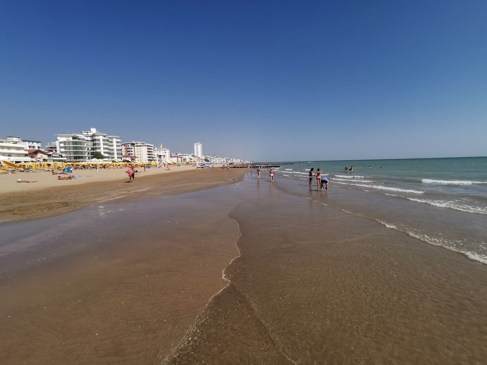 Spiaggia di Jesolo的照片 带有明亮的细沙表面